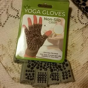 NWT Yoga Non Slip Grip Gloves Gray Gray One Size